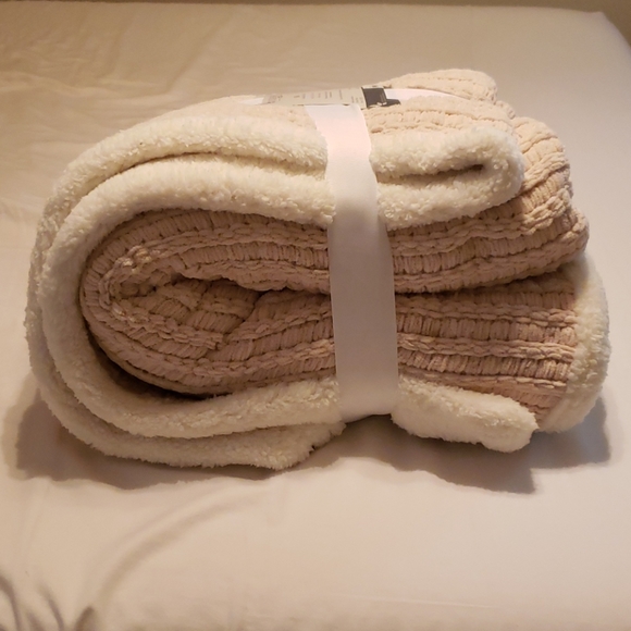 Koolaburra by Ugg Mila Throw - Picture 4 of 9